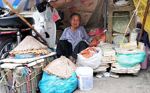 Một góc nhỏ ở sát chợ Đồng Xuân cũng đủ để bà Phạm Thị Nhung, 87 tuổi mở một "gian hàng". Với bà Nhung, việc bán hàng chỉ là để cho vui.